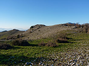 Le ombre si allungano sui prati di Serra la Spina.