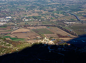 Roccapipirozzi ruba gli ultimi raggi di sole al giorno che declina.