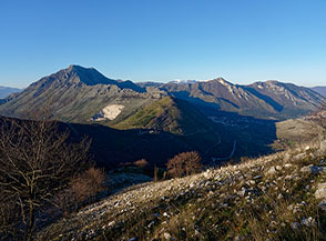 Sulla via del ritorno lungo la Cresta Nord di Serra la Spina un ultimo sguardo ai Monti di Venafro.