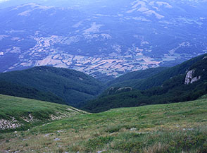 La valle a nord-est del Monte Cambio, sullo sfondo la Val Carpineto.