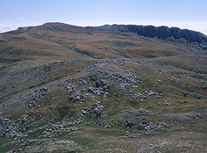Il pendio a nord che conduce alla cima del Morrone delle Rose, sulla dx si evidenzia la bellissima scogliera rocciosa caratteristica di questa montagna.