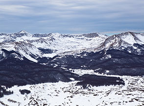 Dalla cresta del Monte Cefalone vista verso i Monti del Velino, al centro l&rsquo;ampia Valle del Puzzillo.