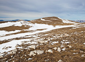 Sul largo crestone sommitale che ci conduce a Cimata di Fossa Palomba (sullo sfondo).