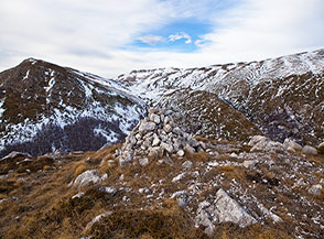 Sulla cima di Serralunga, sullo sfondo le creste del Cefalone a sx e dell&rsquo;Ocre a dx.