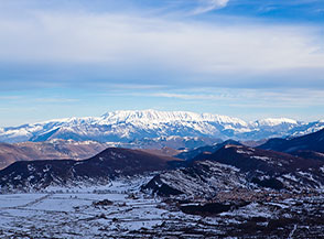 La Majella bianca di neve all&rsquo;orizzonte (dalla cima di Serralunga).