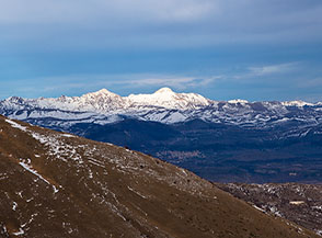 Il Monte Camicia baciato dal Sole all&rsquo;orizzonte.