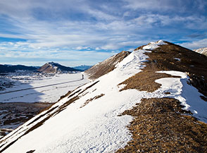 Ultimi raggi di Sole sulla Cresta Sud-Est di Serralunga e il Piano di Campo Felice.