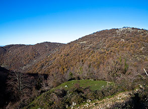 Vista sulla cresta di Colle Zappacenere e Monte Pagliaro (da Fonte Ventrosa).