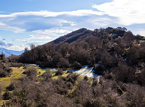 La radura di Ara la Croce con il Monte Cerella sullo sfondo.
