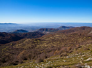 Vista sugli ampi campi alla testata della Valle Ventrosa con San Gregorio di S&agrave;ssola sullo sfondo.