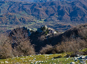 Il Santuario della Mentorella appollaiato su uno sperone roccioso del versante orientale del Monte Cerella.