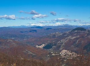 Vista verso i monti dell&rsquo;interno dalla cima del Cerella, in basso scorgiamo Cerreto Laziale e Ciciliano (sulla sx).