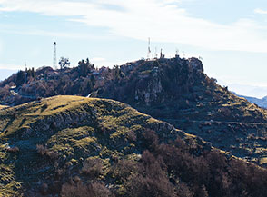 La cima del Monte Guadagnolo soffocata fra le antenne e le case del paese.