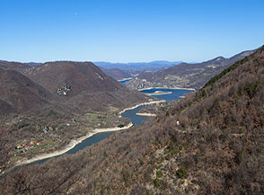 La Valle del Turano con il lungo braccio meridionale del Lago del Turano.