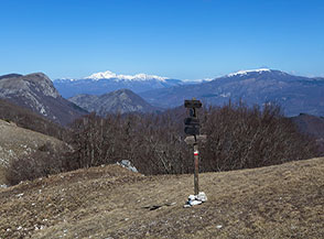 La palina segnaletica nei pressi della Sella di Varco.