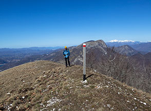 Sulla cima di Colle Pobbio con il Navegna sullo sfondo.