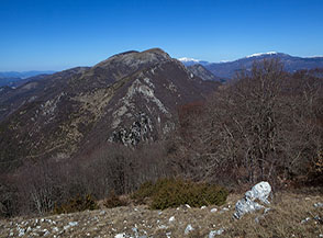 Dalla cresta di Colle Pobbio vista sul Monte Filone (poco evidente in primo piano) e sul Navegna.