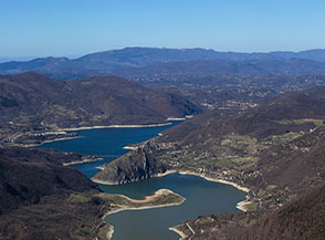 Vista sul Lago del Turano dalla cresta di Colle Pobbio.