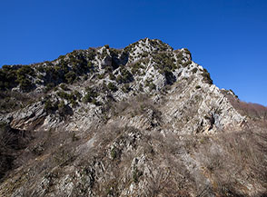 La costa rocciosa ai piedi della Cresta Sud del Monte Filone che si affaccia sulle Gole dell&rsquo;Obito.