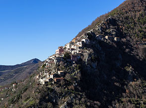 Vista su Ascrea dal Fosso dell&rsquo;Obito.