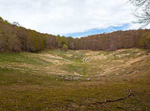Grande dolina carsica nella Valle Mandrone.