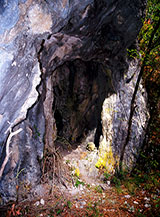 Ingresso della Grotta Celluca sul fianco del Fosso Ravi.