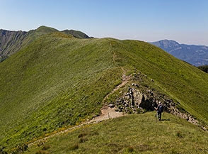 Il passo della Focerella sulla verde cresta del Monte Ravaianda.