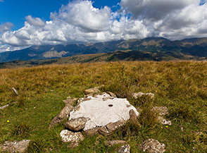 Sulla cima di Monte Civitella con sfondo la catena della Laga.