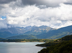 Nuvole si addensano sulla Catena Occidentale del Gran Sasso, sotto di noi le placide acque del Lago di Campotosto.