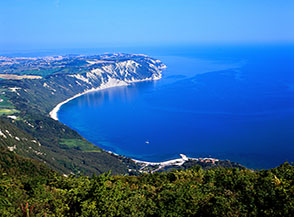 Vista sulla Riviera del Conero (Spiaggia di Mezzavalle e Baia di Portonovo) dal Belvedere Nord del Conero.
