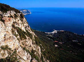 Scorcio sulle aspre pareti del Conero che si affacciano sulla Baia di Portonovo.