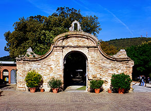 L&rsquo;arco d&rsquo;ingresso all&rsquo;ex Convento Camaldolese (oggi Monte Conero Hotel) al Conero.