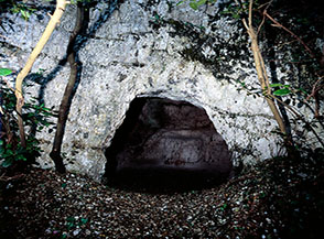L&rsquo;ingresso della piccola grotta dell&rsquo;Eremo di San Benedetto, sul versante orientale del Monte Conero.