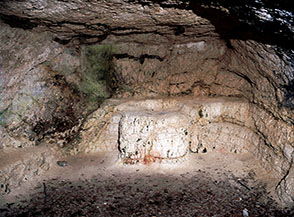 L&rsquo;interno della piccola grotta dell&rsquo;Eremo di San Benedetto, sul versante orientale del Monte Conero.