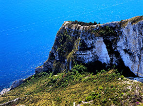 Il Passo del Lupo, da cui un ardito sentiero scende a mare (dal Belvedere Sud del Conero).