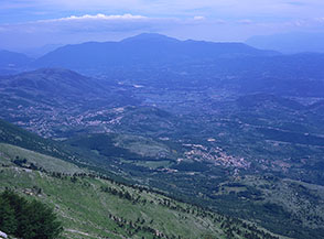 Dal valico de le Scalelle si torna ad affacciarsi sulla piana e Pescosolido.