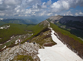 La bella e panoramica cresta che collega il Monte Fratta (sullo sfondo all&rsquo;inizio della lingua di neve) con il Monte Cornacchia.