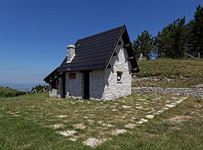 Il piccolo e grazioso rifugio della forestale sulla cima del Monte Cornacchia, massima elevazione della Puglia.