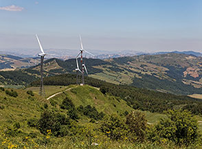 Il lunghissimo cordone di pale eoliche che si scopre dalla cima del Monte Saraceno.