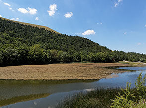 Scorcio del Lago Pescara, il pi&ugrave; grande lago naturale d&rsquo;acqua dolce della Puglia.