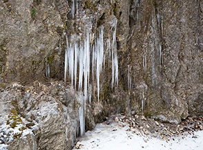 Pugnali di ghiaccio sulle roccie di fianco al Rio Fuggio.