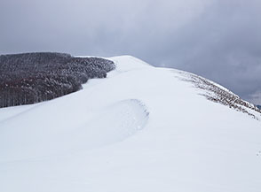 Sul valico di Prato Lupino ai piedi della Cresta Ovest del Corno.