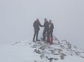 &ldquo;Nebbiosa compagnia&ldquo; sulla cima del Monte Corno.
