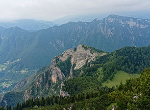 Il Monte Corno Battisti ripreso dal Monte Testa, sullo sfondo a dx il Monte Zugna.