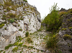 Il passo de la Portella scavato nella roccia.