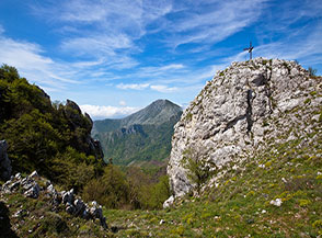 Sulla selletta che precede la cima di Monte Corno (sulla sx, quella con la croce &egrave; un&rsquo;anticima), sullo sfondo fa capolino il Monte Sambucaro.