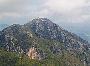 Le belle rupi rocciose che segnano il Versante Ovest di Monte Santa Croce.