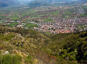 Venafro e la sua piana ripresi dalla Valle Santa Croce.