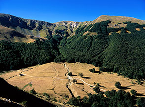 Il Sole del primo mattino scalda il Piano del Castrato (sulla sx si vede il Rifugio Fioretti).