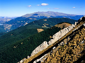 Bellissime code di roccia sulla Cresta Ovest del Corvo, all&rsquo;orizzonte la catena della Laga.